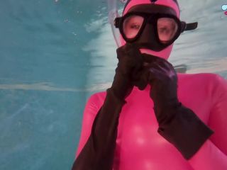 UkCuteGirl – Underwater Freediving Latex Masturbation Latex!-3