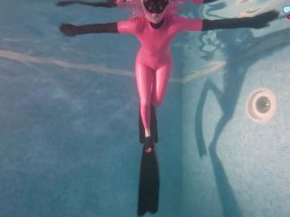 UkCuteGirl – Underwater Freediving Latex Masturbation Latex!-5