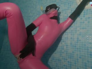 UkCuteGirl – Underwater Freediving Latex Masturbation Latex!-8