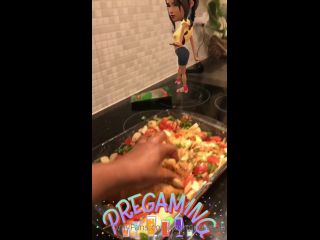 Onlyfans - Jasmine Webb - jasminewebbPreparing food for my man  hour seasoned leg of lamb meat and veg the perfect combinat - 09-01-2021-0