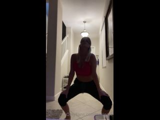 Roxie Rae Roxierae - i cant dance but here you go me doing the couples dance challenge as a solo i did 05-08-2022-4