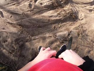 [Amateur] GIRLFRIEND GIVES RISKY QUICK HANDJOB AT A PUBLIC BEACH-1