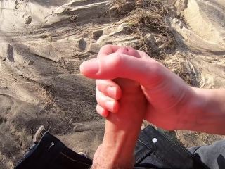 [Amateur] GIRLFRIEND GIVES RISKY QUICK HANDJOB AT A PUBLIC BEACH-6