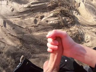 [Amateur] GIRLFRIEND GIVES RISKY QUICK HANDJOB AT A PUBLIC BEACH-7