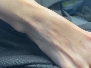[Amateur] POV MILF foot tease and Handjob while driving-3