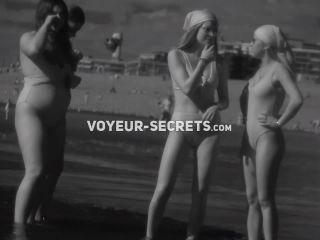 Beach girls seen in ultraviolet mode by a  voyeur-3