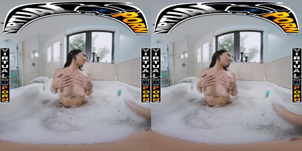 Bathing with Kiana Kumani vr Kiana Kumani