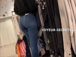 Hot store clerk girl's crotch is squished in tight jeans-1