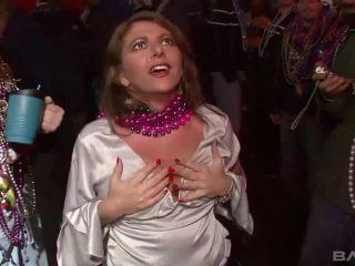 Cleo Flashes Her Tits During Mardi Gras Festivities amateur -3