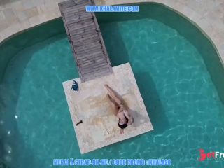 [GetFreeDays.com] Elle na besoin que de son gode XL Strap-on-me pour se faire jouir - Vlog Franaise Bali Piscine Adult Clip June 2023-1