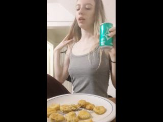 M@nyV1ds - LucySpanks - Blonde Eating and Burping-5