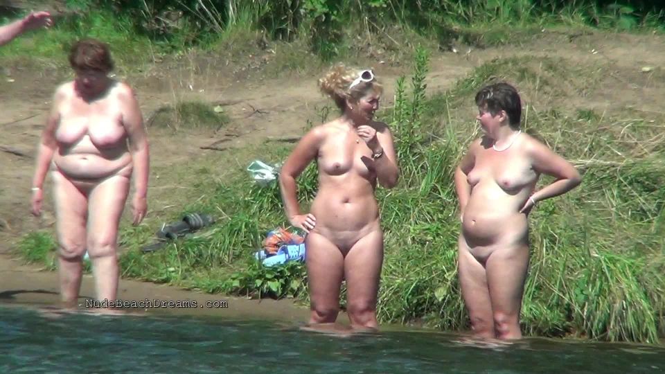 NudeBeachdreams_com – Nudist video 01653 MILF!