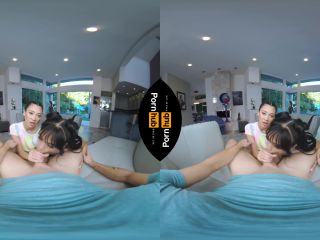 Ember Snow & Maddi Laine VR 180 – Gaming Gold (MP4, 4320×2160, UltraHD/4K) *-1