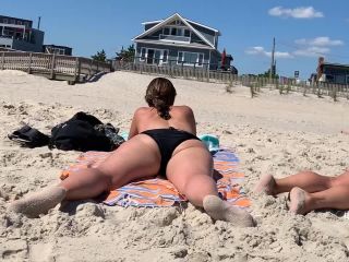 Big mature butt spreads out on a beach  towel-8