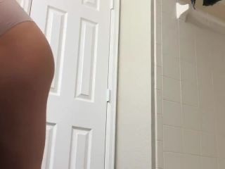 Sister's ass is twerking while she dries her hair-8