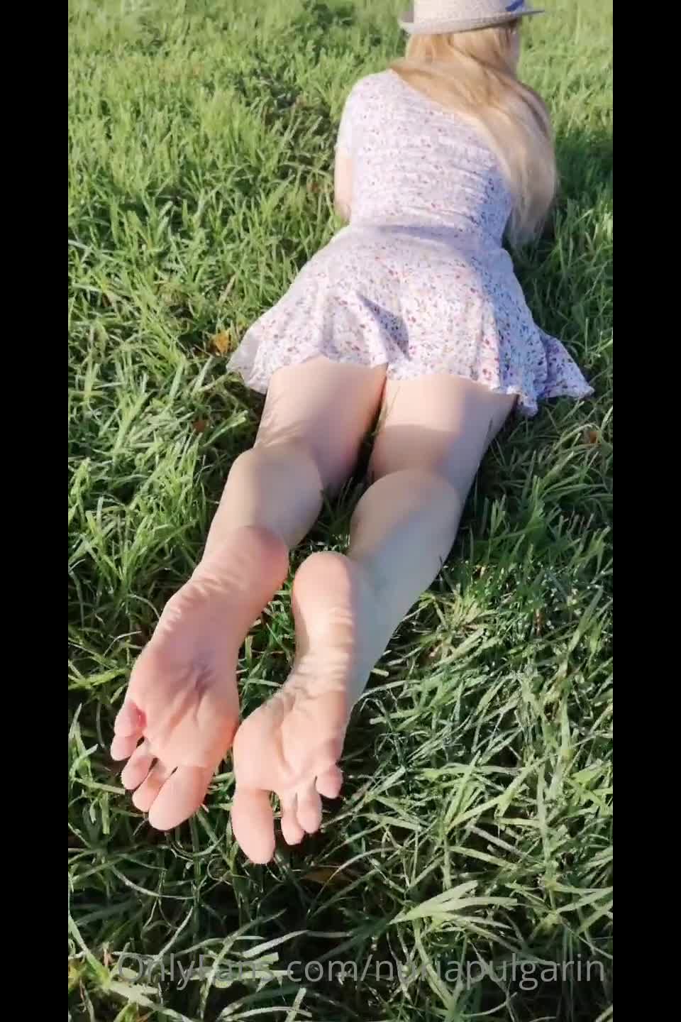 free online video 6 nuriapulgarin -100264167-The pose. Soles en el parque. on feet porn nylon feet fetish