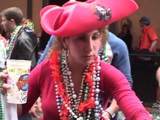 Neverbeforeseen Mardi Gras Girls Flashing Pussy And Tits On The Streets Of New Orleans Public!-3