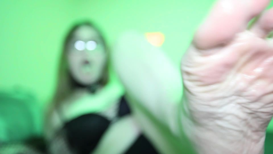 free video 33 Corpsethot – Evies First Glass Toy Feet Worship on big ass porn euro anal