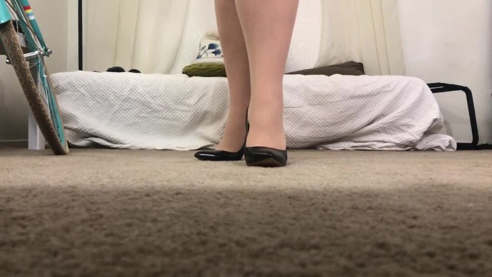 Watch beautiful bbw remove heels and show feet and legs in pantyhose!