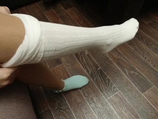 Sexy girl in pantyhose dresses and show white knee socks foot Foot!-3