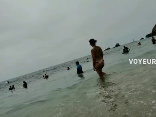 Curvy milf peeped while she enjoys the beach-1