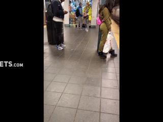 Kiss for the thick girl in subway station-2