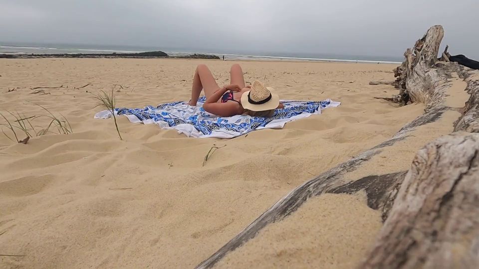 AT THE BEACH SHE FUCKS WITH A STRANGER WITH HER FRIENDS NOT FAR OUTDOOR 