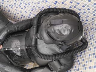 Vicky De Vika - Cold Shower In Black Latex - Fetish-8