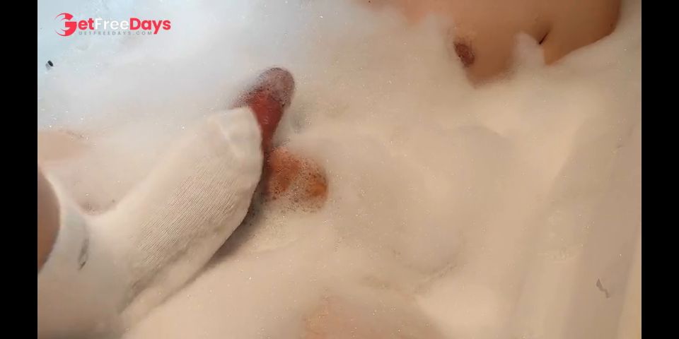 [GetFreeDays.com] Loulou Gives SockJob in Bath Sex Film April 2023