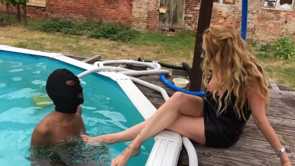 MISS SUZANNA MAXWELL: "DROWNED UNDER MY DELECTABLE TOES" (720 HD) (DROWNING FETISH, MILF, BRITISH, SCISSORHOLD)