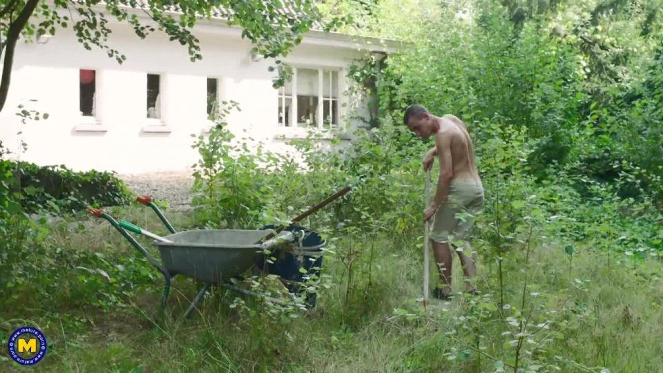 Angelique Luka EU 31 This gardner gets to plow the lawn from a hot mom in the garden - 2020.05.06