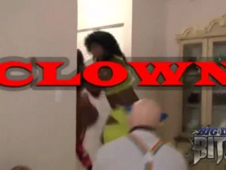 Chubby trans diva Big Dick Bitch 3some with dwarf clown and her trans ...-0