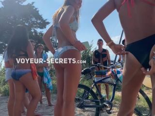 Hottest ass in the group of beach girls-1