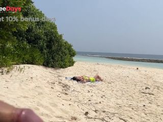 [GetFreeDays.com] Pervert cummed on vacationing girls while they were sunbathing on a public beach Porn Clip February 2023-1