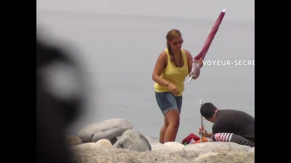 Chubby girl undresses at the beach