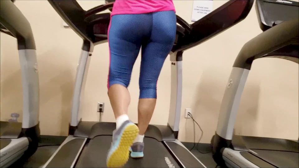 Candid latina ass jiggling on treadmill!