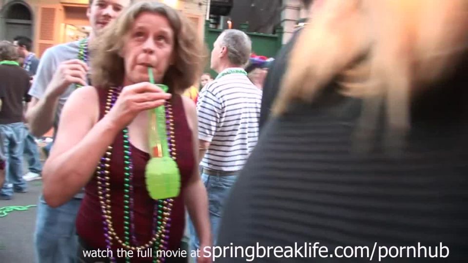 Flashing at mardi gras - public - public old teen amateur