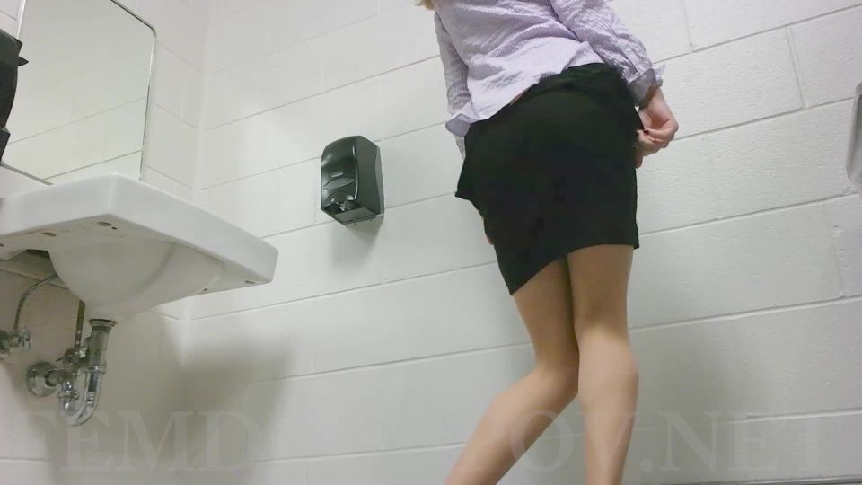 Video online Elzbieta - 2nd public bathroom stuff n cum!