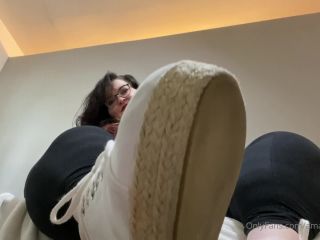 AmazonAmanda Amazonamanda - what was that my lil footlovers you needed some smelly barefoot pov footworship you 31-05-2020-2