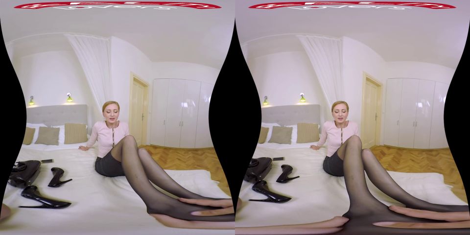 Foot Fetish With MILF In VR POV