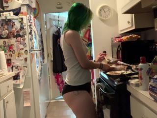 M@nyV1ds - suzyscrewd - Voyeur Making Grilled Cheese-1