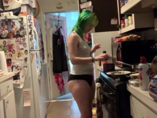 M@nyV1ds - suzyscrewd - Voyeur Making Grilled Cheese-3
