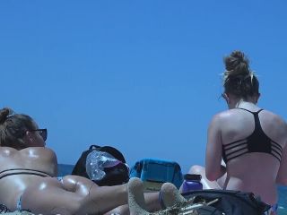 Teens bending over in front of me on beach Voyeur!-3
