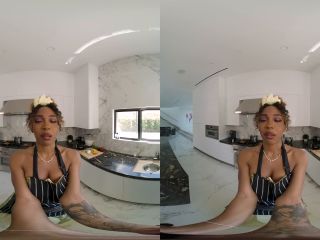 Ebony Babe Lacey London As PRINCESS Tiana Turns FROG Into Lover VR Porn-1