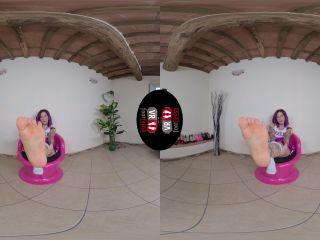 Flirty Cheerleader La Vey Teases You With Her Smelly Feet - [Virtual Reality]-4
