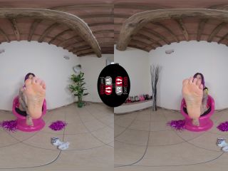 Flirty Cheerleader La Vey Teases You With Her Smelly Feet - [Virtual Reality]-8