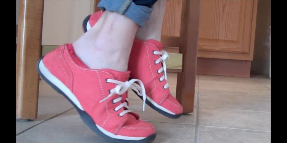 Voyeur – Mo Rina – sneaker heel pop | highly arched feet | feet porn fetish kitsch