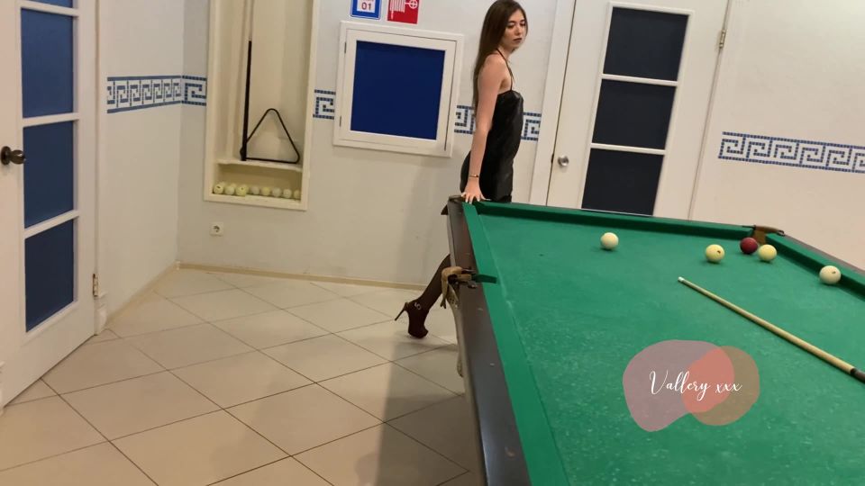 Vallery RayCalled A Prostitute To The Sauna ⁄ She Fingering Her Pussy On The Pool Table - 2160p