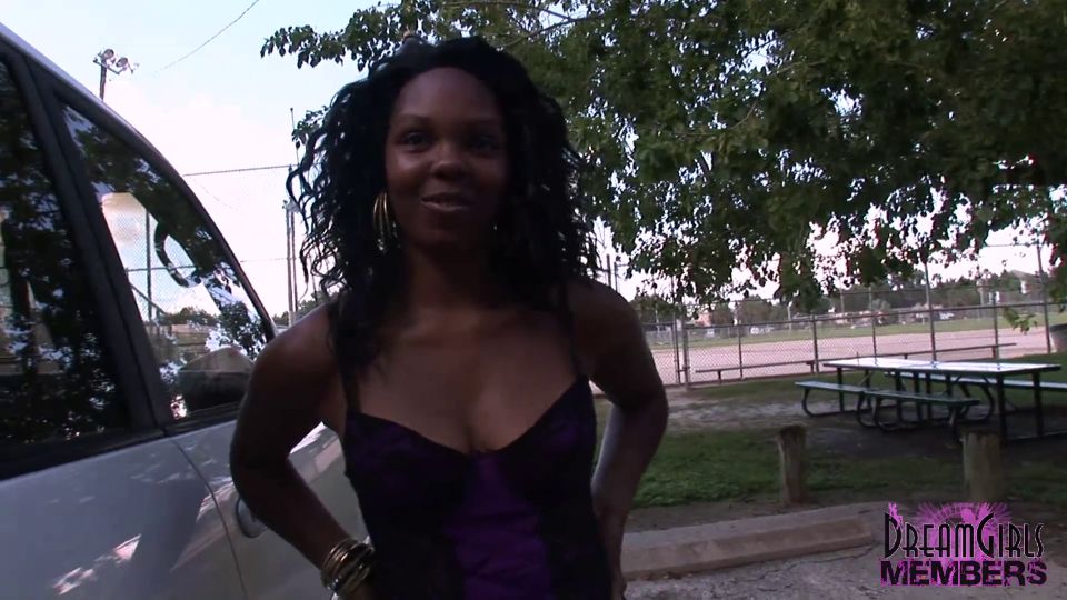 Big Booty Black Girl Flashes In A Public Park