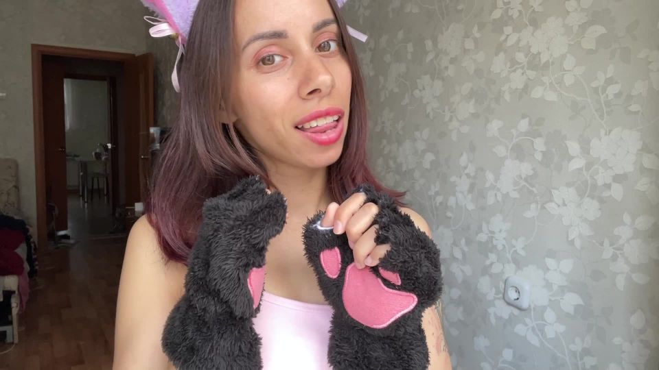 Pantera Nika – Horny Cat Girl Shows Her Pretty Face and Really Long Tongue.